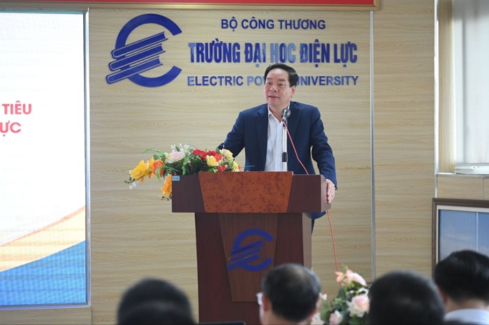 NGƯT. PGS.TS Vũ Đình Ngọ - Phó Hiệu trưởng Trường Đại học Điện lực phát biểu tại buổi khai mạc.