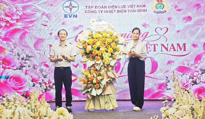 Đồng chí Nguyễn Quang Thắng - Chủ tịch Công đoàn, Phó Giám đốc đại diện Lãnh đạo Công ty tặng hoa chúc mừng