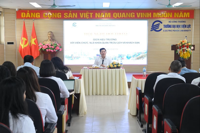 Lãnh đạo nhà trường đối thoại với viên chức, người lao động.