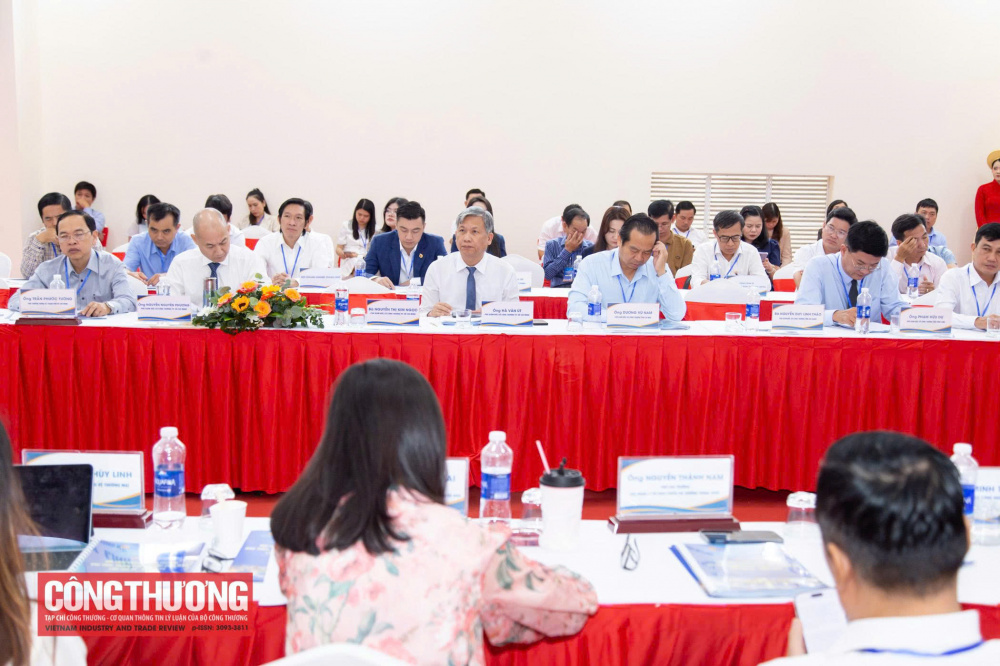 Các đại biểu tham dự Hội nghị lắng nghe, trao đổi về những kiến nghị của địa phương nhằm tháo gỡ khó khăn trong hoạt động quản lý thị trường, phát triển hệ thống phân phối và thương mại điện tử.