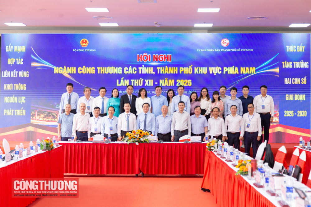 Phó Bí thư Thành ủy TP. Hồ Chí Minh Nguyễn Sinh Nhật Tân; Thứ trưởng Bộ Công Thương Phan Thị Thắng cùng các đại biểu chụp ảnh lưu niệm tại Hội nghị