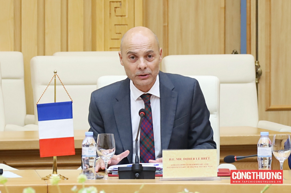 Ngài Đại sứ Didier Le Bret