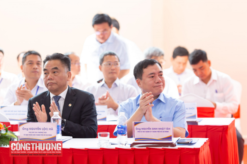 Phó Bí thư Thành ủy Nguyễn Sinh Nhật Tân; Ủy viên Ban Thường vụ Thành ủy, Phó Chủ tịch Thường trực UBND Thành phố Nguyễn Lộc Hà tham dự Hội nghị