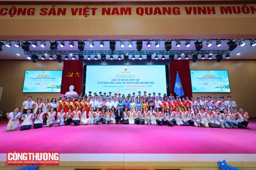 Ban Tổ chức cũng trao Cúp lưu niệm Quán quân mùa thi đầu tiên cho đội thi Trường Đại học Kinh tế - Kỹ thuật Công nghiệp; trình diễn lại tiểu phẩm đạt giải Nhất của Trường tại Vòng Chung kết năm 2025.