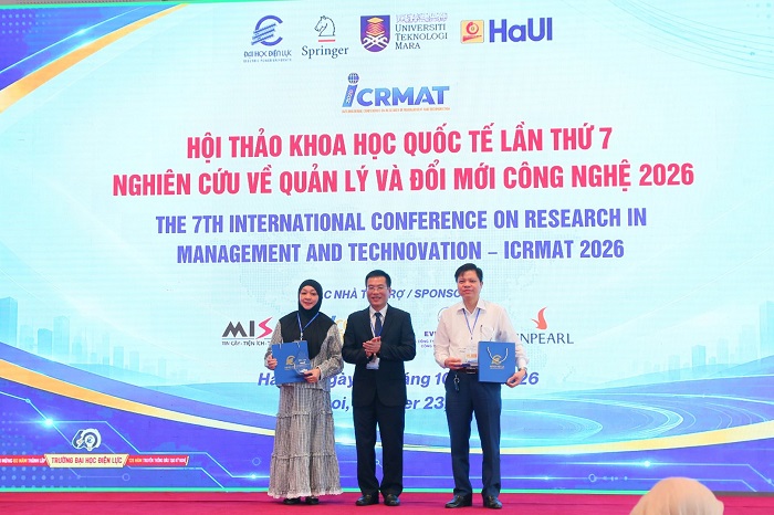 PGS.TS. Nguyễn Lê Cường – Phó Hiệu trưởng Trường Đại học Điện lực trao quà tri ân và kỷ niệm chương tới Trường Đại học Công nghiệp Hà Nội và Đại học Công nghệ MARA.
