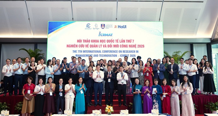 Các đại biểu chụp ảnh tại chương trình.