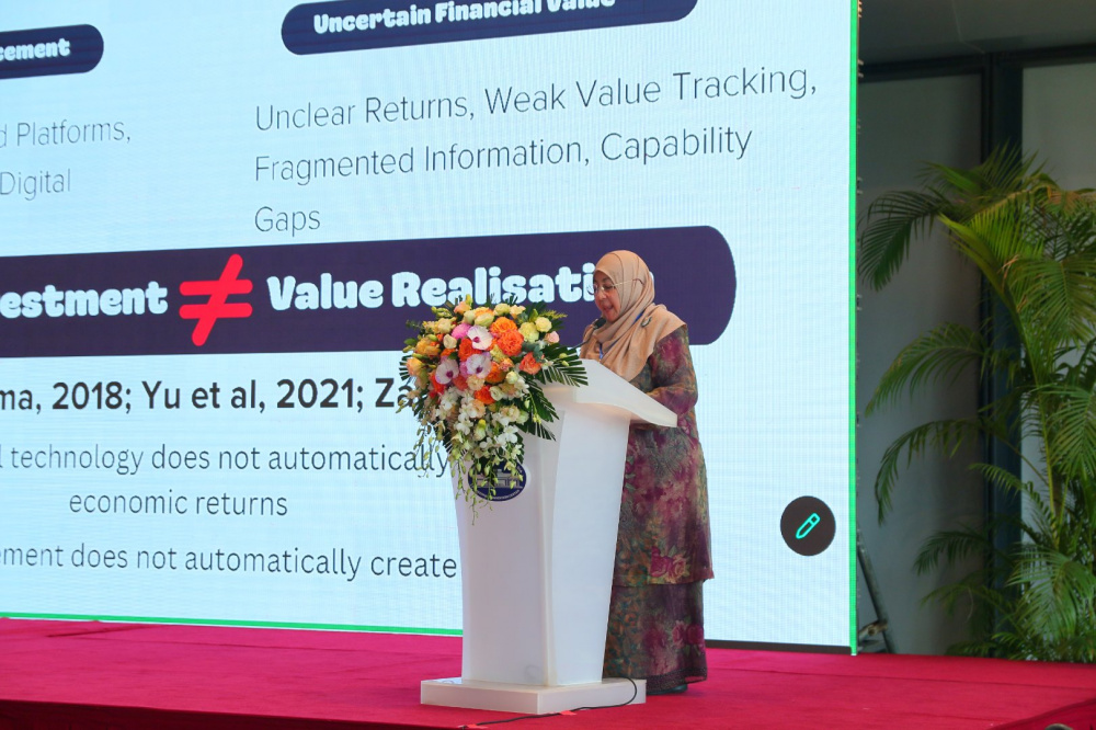 GS.TS. Sharifah Norzehan Syed Yusuf đến từ Đại học Công nghệ MARA (UiTM), Malaysia trình bày báo cáo với chủ đề “Tích hợp quản lý tài chính với đổi mới công nghệ: Chiến lược cho doanh nghiệp sẵn sàng thích ứng với tương lai”.
