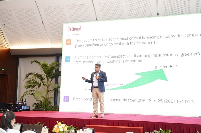 PGS.TS. Nazim Hussain, Phó Giáo sư chuyên ngành Kế toán bền vững tại Đại học Groningen, Hà Lan, trình bày báo cáo