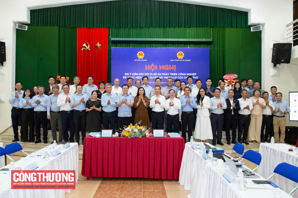 Đại biểu chụp ảnh lưu niệm tại Hội nghị
