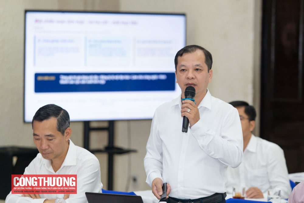 TS. Hoàng Trường - Phó Chủ tịch Hội đồng khoa học Viện, đại diện Viện Nghiên cứu Chiến lược, Chính sách Công Thương đã trình bày những nội dung trọng tâm và những vấn đề cần xin ý kiến đối với các dự thảo đề án.