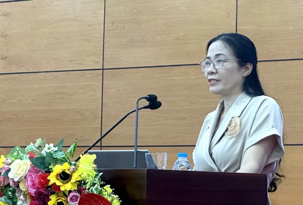 Bà Phạm Thị Thanh, Phó Trưởng phòng Pháp chế và Kiểm tra, Cục Địa chất và Khoáng sản Việt Nam trình bày tham luận chuyên đề tại hội nghị.