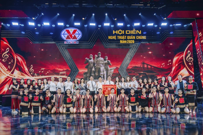 Lãnh đạo cùng Đoàn nghệ thuật Công ty Nhôm Đắk Nông - TKV tham dự tại Hội diễn Văn nghệ quần chúng TKV năm 2026