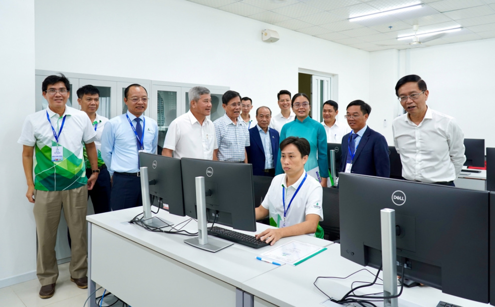 Lãnh đạo PETROVIETNAM cùng các đại biểu tham quan các phòng thi của Hội thi Tay nghề Dầu khí
