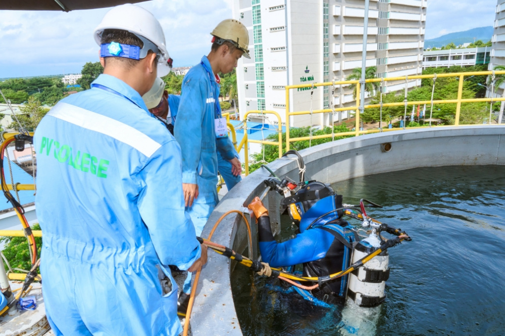 Các thí sinh của nghề thi Lặn thi công, Quản trị và bảo mật hệ thống mạng công nghệ thông tin và Tự động hóa