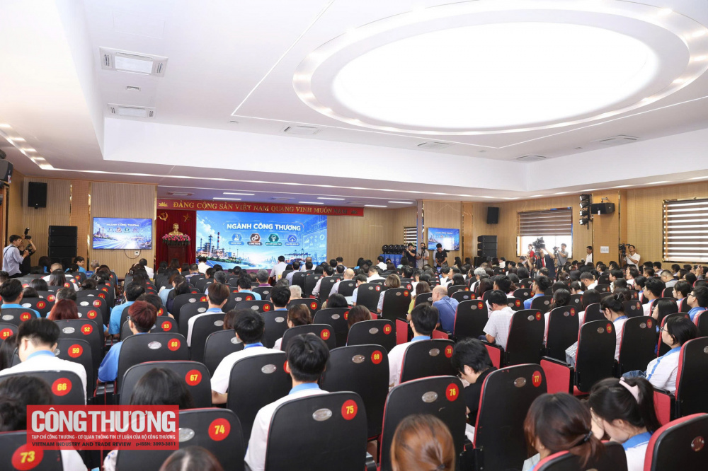 Sáng 27/10/2026, tại Hà Nội, Bộ Công Thương tổ chức Lễ phát động Phong trào thi đua “Sáng kiến mỗi ngày” trong ngành Công Thương năm 2026 và khởi động Cuộc thi “Nhóm giải pháp Đổi mới sáng tạo - Chuyển đổi số ngành Công Thương”