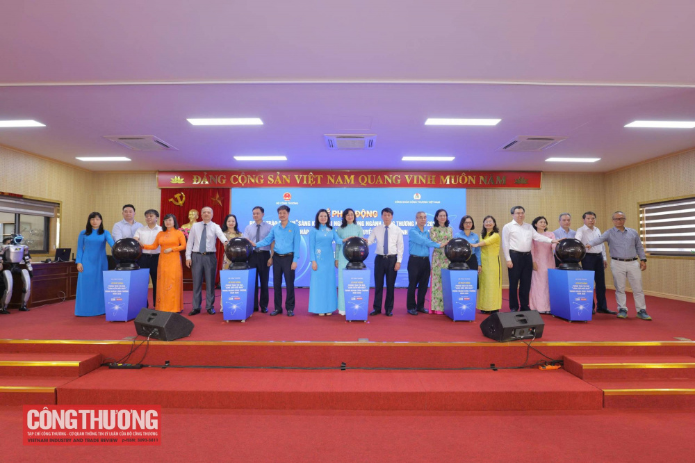 Các đại biểu thực hiện nghi thức phát động Phong trào thi đua “Sáng kiến mỗi ngày”, Cuộc thi “Nhóm giải pháp Đổi mới sáng tạo - Chuyển đổi số ngành Công Thương”; kích hoạt cổng điện tử tiếp nhận hồ sơ sáng kiến thi đua tại www.khoahoccongthuong.vn và www.doimoisangtao.tapchicongthuong.vn và chiến dịch truyền thông “Đổi mới sáng tạo Công Thương” - “MOIT Inovation”