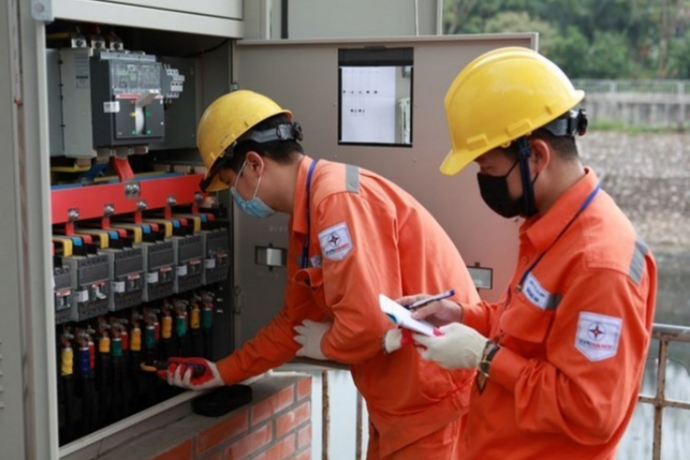 EVN khẩn trương rà soát, tính toán, tiết kiệm tối đa chi phí để có phương án giảm giá điện bình quân nhằm hỗ trợ, bảo đảm an sinh xã hội cho người dân, doanh nghiệp
