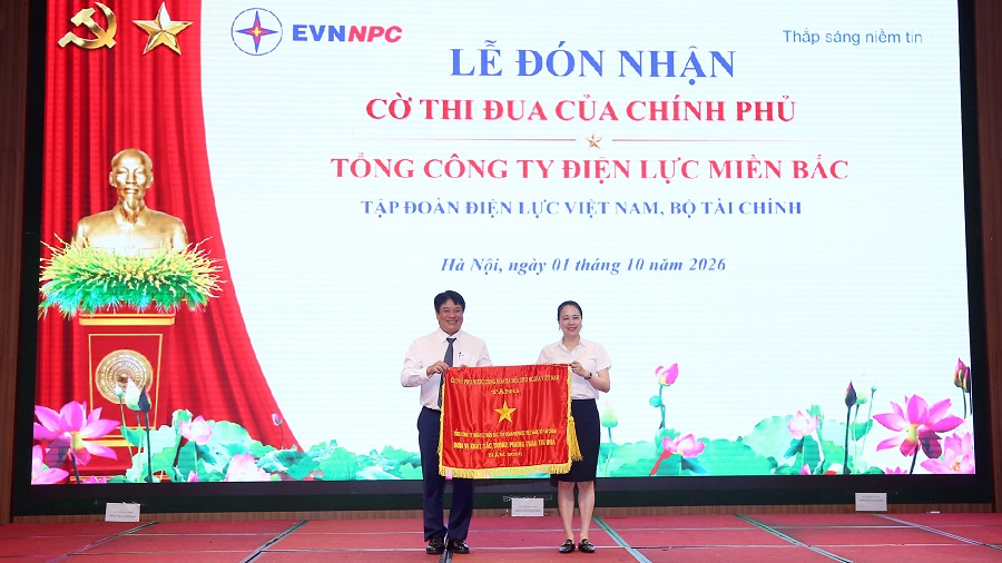 EVNNPC đón nhận Cờ thi đua của Chính phủ