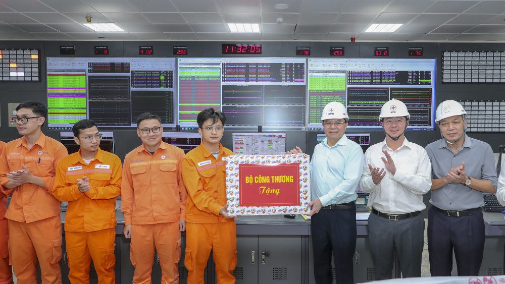 Bộ trưởng Bộ Công Thương Lê Mạnh Hùng, Chủ tịch UBND tỉnh Quảng Trị Bùi Hoàng Phương và Chủ tịch HĐTV EVN Đặng Hoàng An tặng quà, động viên cán bộ, kỹ sư và người lao động đang làm nhiệm vụ tại Nhà máy Nhiệt điện Quảng Trạch I