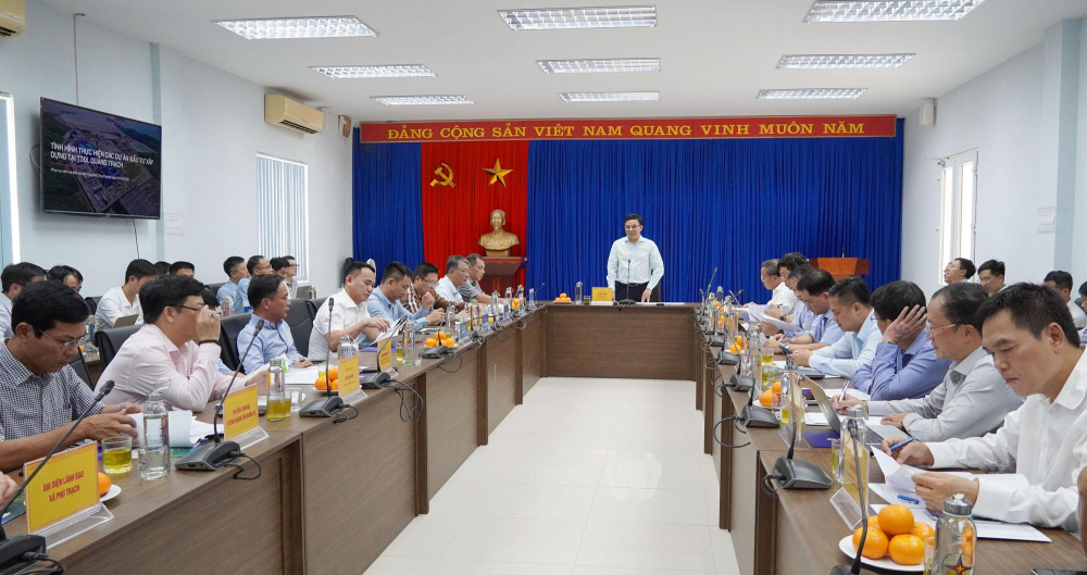 Bộ trưởng Bộ Công Thương Lê Mạnh Hùng chủ trì buổi làm việc