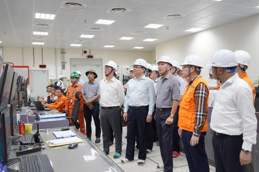 Bộ trưởng Lê Mạnh Hùng cùng lãnh đạo tỉnh Quảng Trị và lãnh đạo EVN kiểm tra công tác vận hành chạy thử Nhà máy Nhiệt điện Quảng Trạch 1 tại phòng điều khiển trung tâm