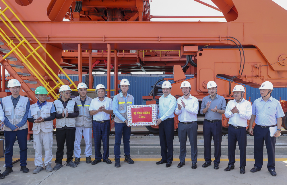 Bộ trưởng Lê Mạnh Hùng, Chủ tịch UBND tỉnh Quảng Trị Bùi Hoàng Phương và Chủ tịch HĐTV EVN Đặng Hoàng An thăm hỏi, tặng quà cán bộ, kỹ sư đơn vị nhà thầu.