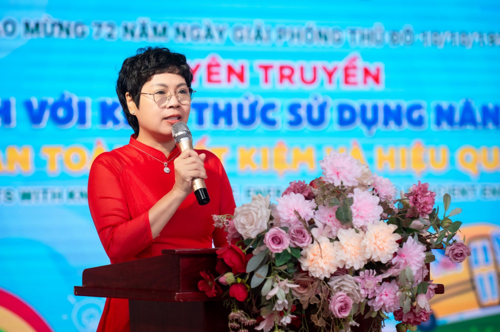 Cô Vũ Thị Ánh Tuyết - Bí thư Đảng bộ, Hiệu trưởng Trường Tiểu học Nguyễn Viết Xuân