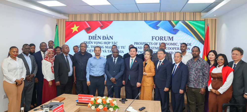 ông Daudi Riganda, Giám đốc phụ trách Xúc tiến đầu tư của Cơ quan Quản lý Đầu tư và Các Khu Kinh tế Đặc biệt Tanzania (TISEZA) đã giới thiệu tới các đại biểu Việt Nam về môi trường đầu tư của Tanzania, các chính sách hỗ trợ và những ưu đãi dành cho nhà đầu tư.