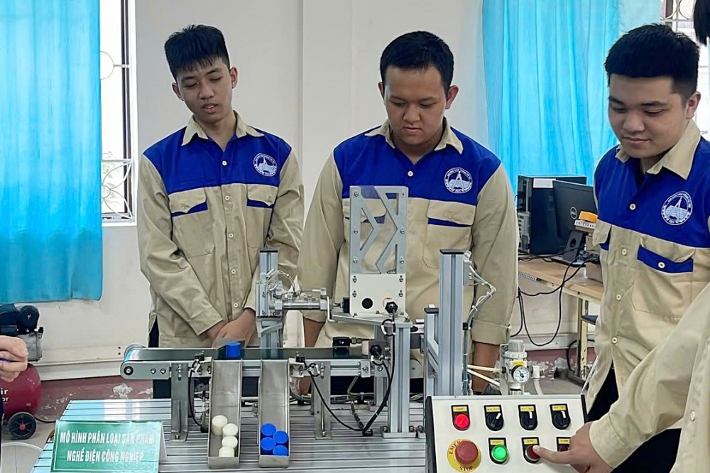 Chuyển giao nguyên trạng 9 cơ sở giáo dục từ Bộ về địa phương quản lý