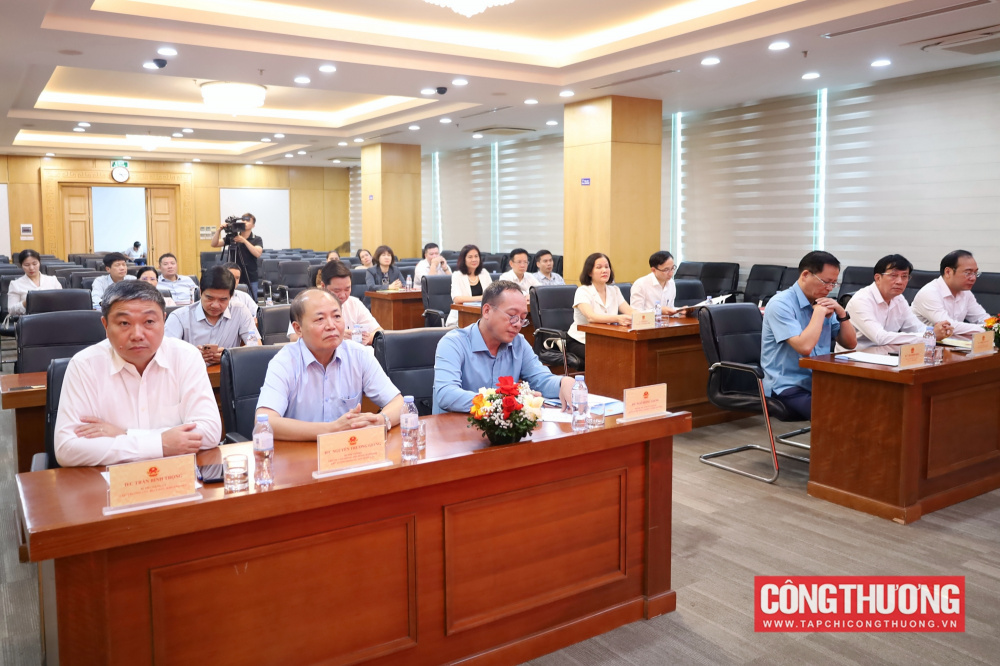 Đảng ủy Bộ Công Thương tiếp nhận Đảng bộ Cục Địa chất và Khoáng sản Việt Nam và Chi bộ Văn phòng Hội đồng đánh giá trữ lượng khoáng sản quốc gia