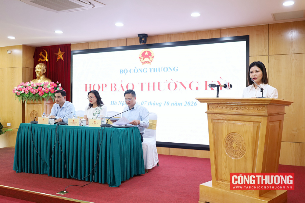 Bà Nguyễn Thúy Hiền - Phó Cục trưởng Cục Quản lý và Phát triển thị trường trong nước trao đổi một số vấn đề liên quan đến nội dung dự thảo Nghị định về kinh doanh xăng dầu tại Họp báo thường kỳ quý III/2026 của Bộ Công Thương chiều 7/10