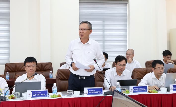 Phó Tổng giám đốc EVNNPT Nguyễn Ngọc Tân báo cáo tại buổi làm việc
