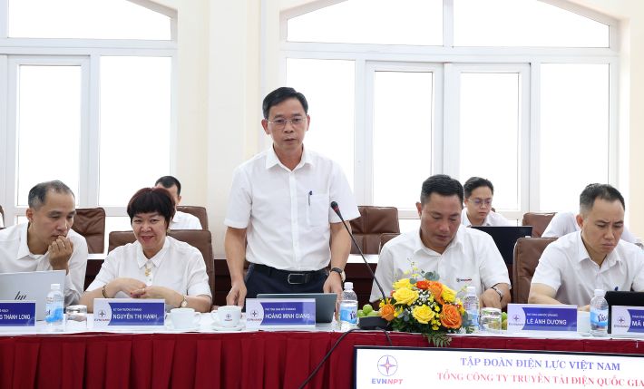 Phó Tổng giám đốc EVNHANOI Hoàng Minh Giang báo cáo tại buổi làm việc