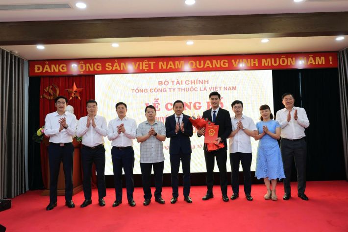 kiện toàn nhân sự