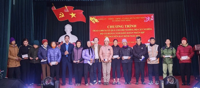 Ông Nguyễn Quang Thắng - Chủ tịch Công đoàn, Phó Giám đốc (đứng giữa), Ông Trần Đức Thuật - Bí thư Đoàn Thanh niên trao quà cho các gia đình chính sách tại xã Đông Thái Ninh