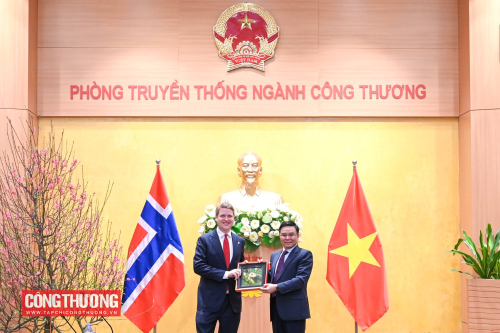 Quyền Bộ trưởng Lê Mạnh Hùng trao quà lưu niệm cho Bộ trưởng Åsmund Aukrust 