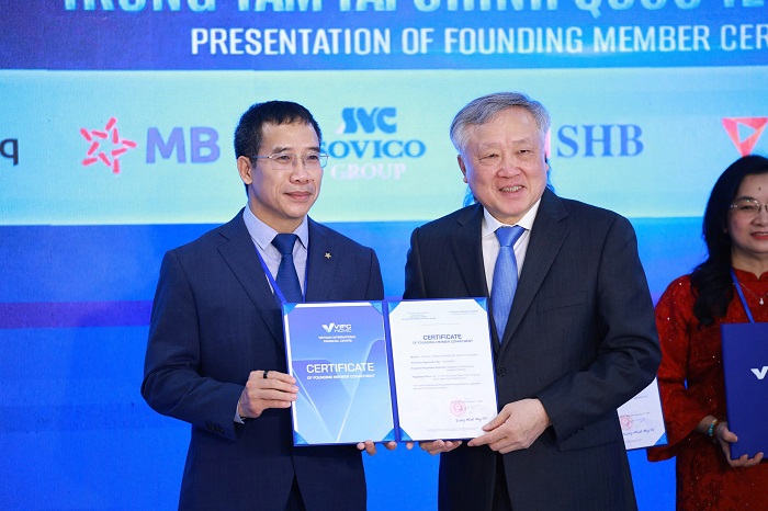Ông Lưu Trung Thái - Chủ tịch Ngân hàng MB đón nhận Chứng nhận thành viên sáng lập Trung tâm tài chính quốc tế tại TP