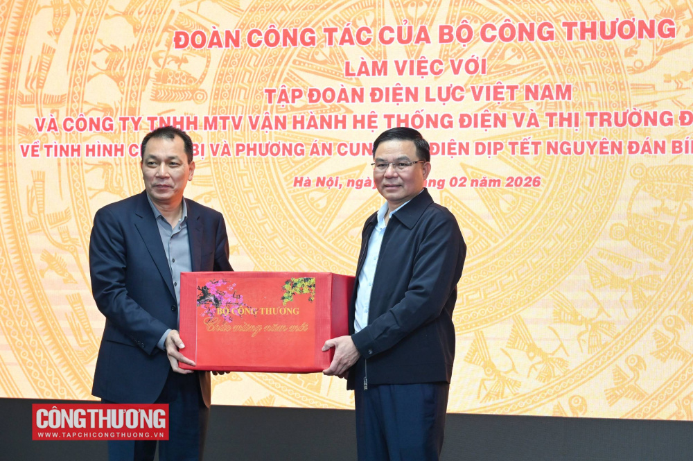 Quyền Bộ trưởng Lê Mạnh Hùng tặng quà động viên cán bộ, người lao động Tập đoàn Điện lực Việt Nam