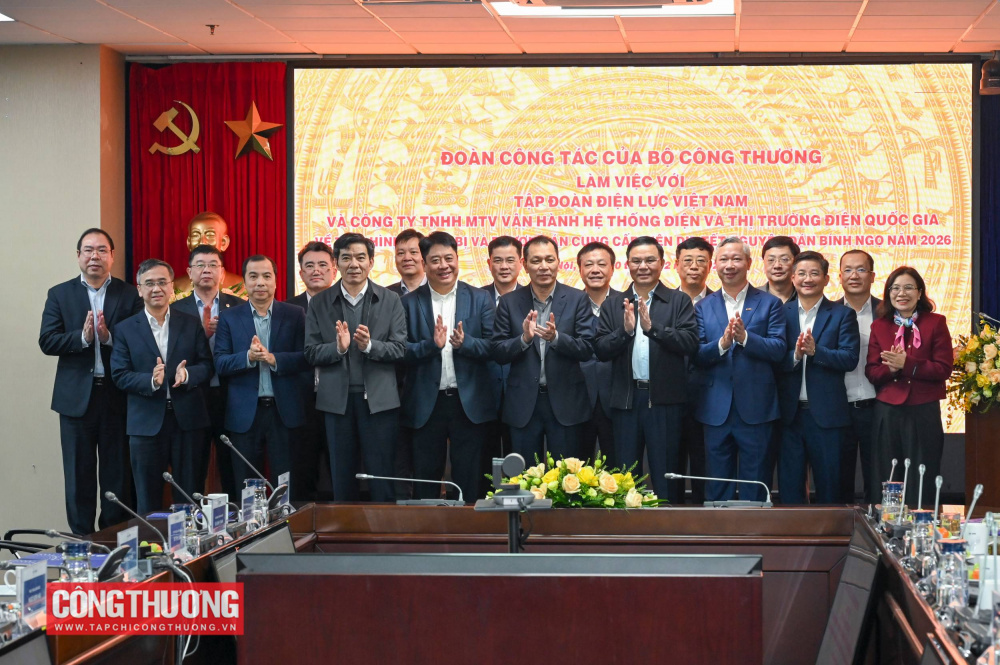 Quyền Bộ trưởng Lê Mạnh Hùng tặng quà động viên cán bộ, người lao động Tập đoàn Điện lực Việt Nam