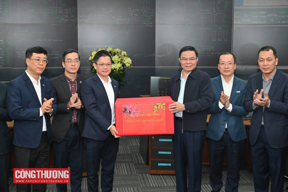 Quyền Bộ trưởng Lê Mạnh Hùng tặng quà động viên cán bộ, người lao động Công ty TNHH MTV Vận hành hệ thống điện quốc gia (NSMO)