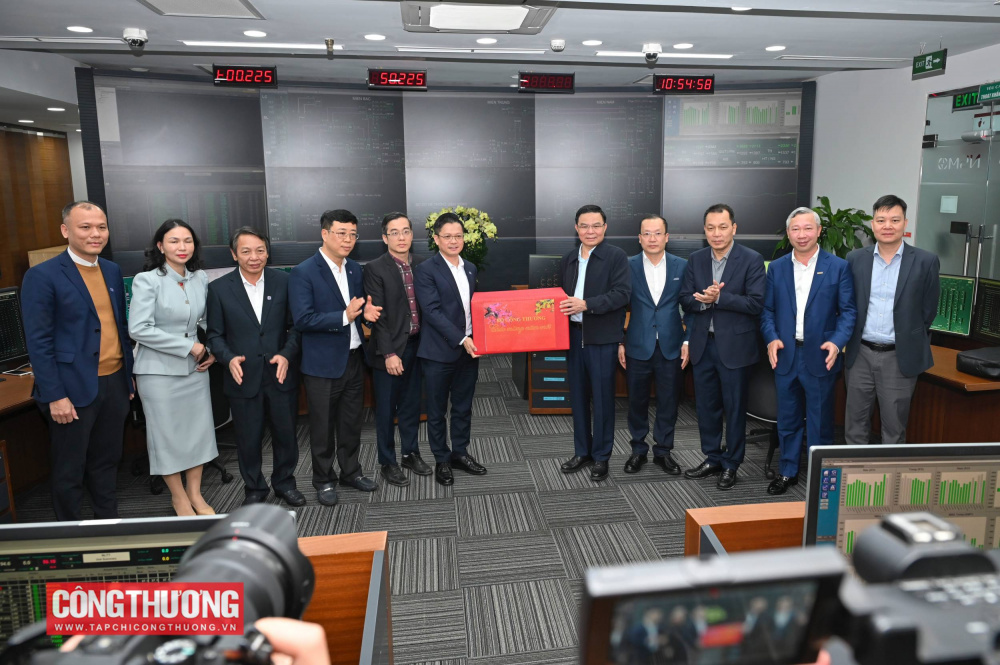 Quyền Bộ trưởng Lê Mạnh Hùng tặng quà động viên cán bộ, người lao động Công ty TNHH MTV Vận hành hệ thống điện quốc gia (NSMO)