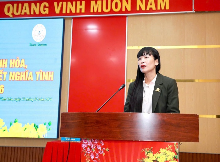 Bà Trịnh Thị Hồng Vân- Chủ tịch HĐTV Công ty Yến sào Khánh Hòa phát biểu khi đến tặng quà tại phường Đông Ninh Hòa (Ảnh: Phan Trung)