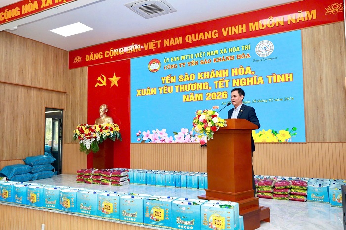 Ông Nguyễn Thanh Hải- Tổng Giám đốc Công ty Yến sào Khánh Hòa phát biểu khi đến tặng quà tại xã Hòa Trí (Ảnh: Phan Trung)