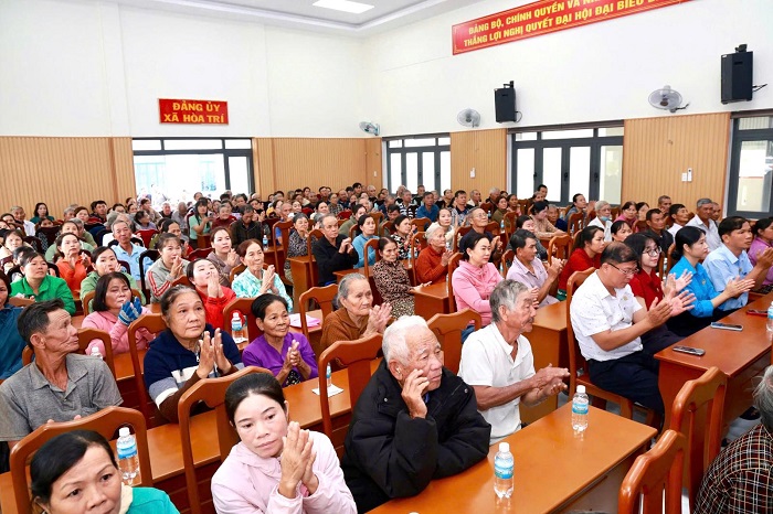 Hình ảnh trao quà chương trình "Xuân chia sẻ- Tết yêu thương " 2026 tại phương xã Hòa Trí (Ảnh: Phan Trung)