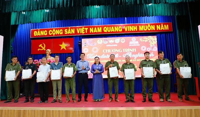 Ông Vũ Quang Sáng - Chủ tịch Công đoàn EVNGENCO3 và bà Phạm Thụy Vy - Chủ tịch Ủy ban MTTQ Việt Nam phường An Khánh trao quà cho người dân