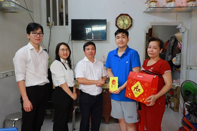 Đại diện Tổng Công ty Phát điện 3 thăm hỏi, tặng quà các em học sinh khó khăn dịp Tết