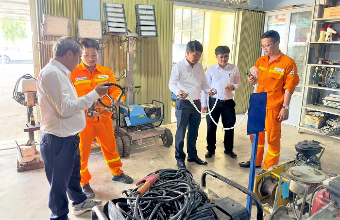 Đồng chí Đinh Văn Cường - Phó Giám đốc PTC3 kiểm tra công tác chuẩn bị vật tư thiết bị tại Truyền tải điện Khánh Hòa