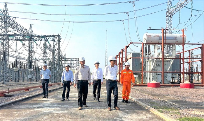 Đồng chí Hồ Công - Phó Giám đốc PTC3 kiểm tra công tác quản lý vận hành tại Trạm biến áp 220kV Phan Thiết (Truyền tải điện Lâm Đồng)