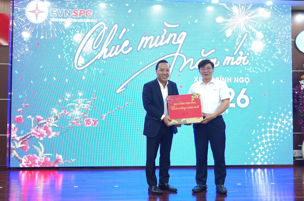 Thứ trưởng Bộ Công Thương Nguyễn Hoàng Long tặng quà chúc mừng năm mới EVNSPC