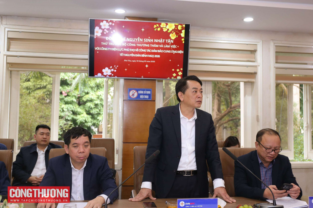 Ông Đặng Văn Khánh - Giám đốc CTĐL Phú Thọ báo cáo việc triển khai các phương án cấp điện dịp Tết Nguyên Đán Bính Ngọ 2026
